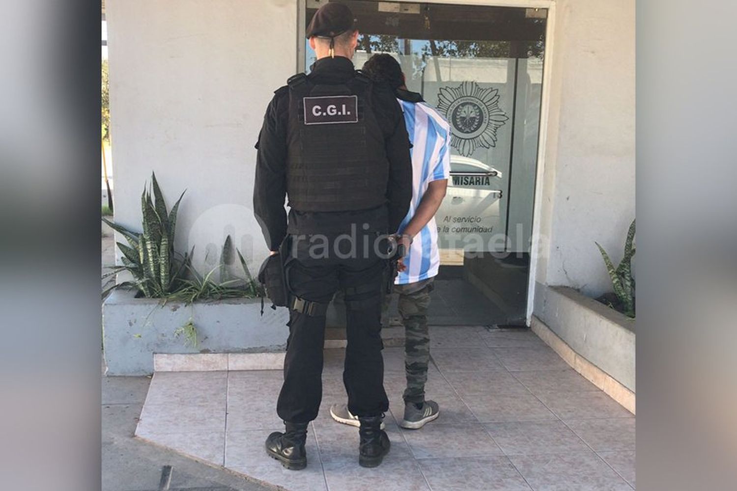 Lo atraparon paseando con un cuchillo escondido entre la ropa