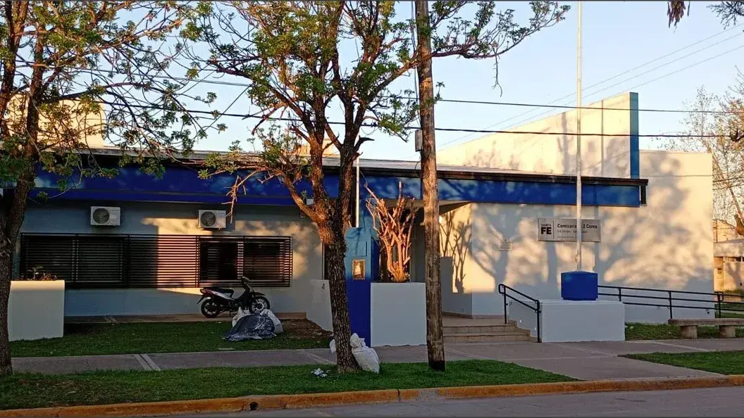 Fue a la comisaría por el supuesto robo de un mueble y terminó detenido por atacar a un hombre con un cuchillo