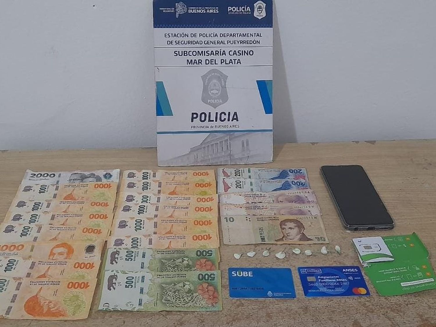 Tenía en su poder ocho envoltorios con cocaína, un teléfono celular, $16.610 en efectivo, y dos tarjetas: una SUBE y otra de ANSES a nombre de una mujer