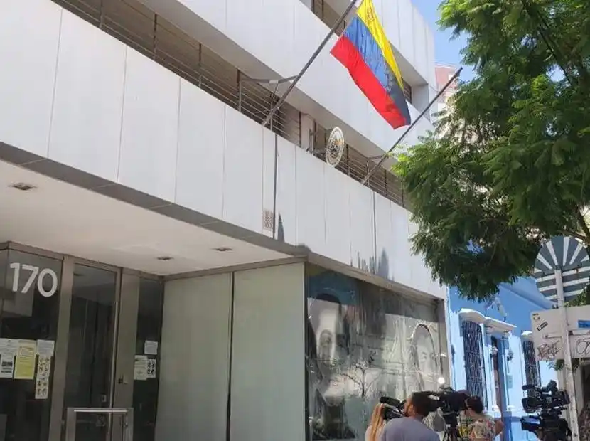 “Maduro dictador”: Embajada de Venezuela en Argentina forrada de carteles contra el régimen