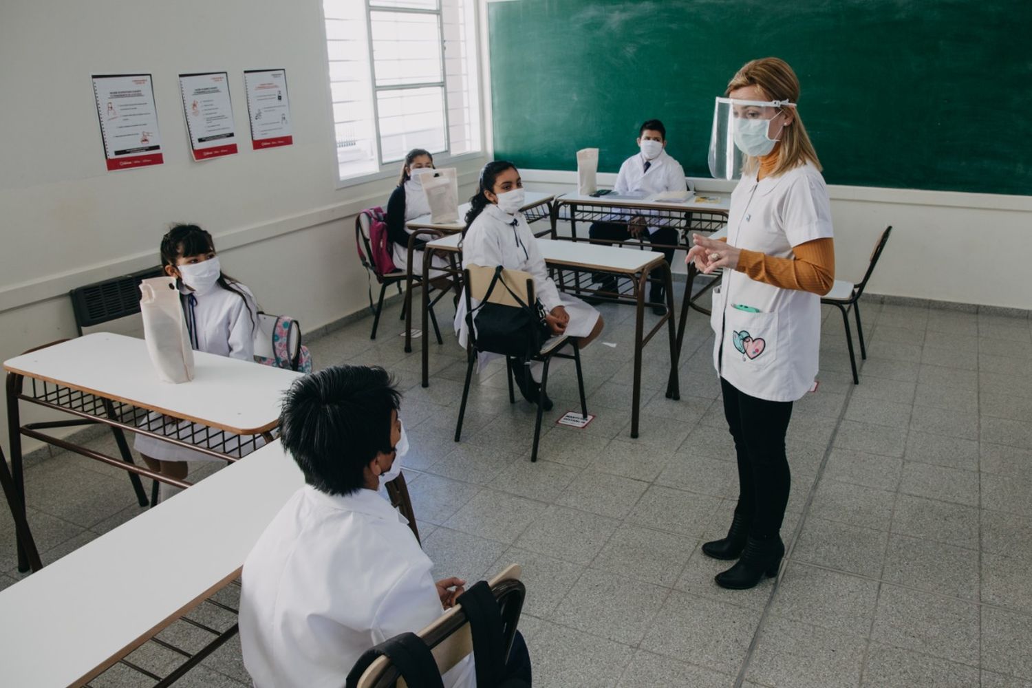 Vacunarán a docentes en febrero para que las clases se inicien "con mayor presencialidad"