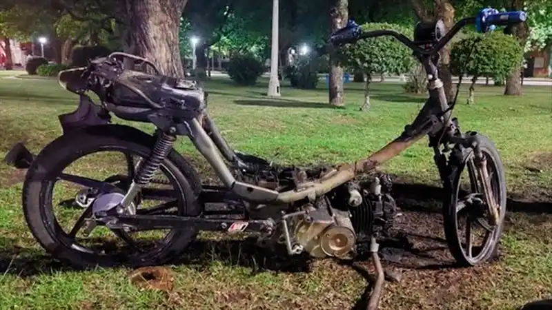 Increíble: un joven de 17 años incendió su moto en un control de tránsito