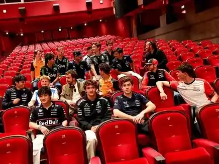 Colapinto junto a otros pilotos en el estreno dle film sobre la F1.Foto:Alpine