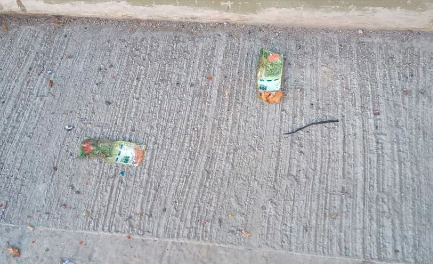 Hallaron un paquete sospechoso: lo detonaron y volaron billetes