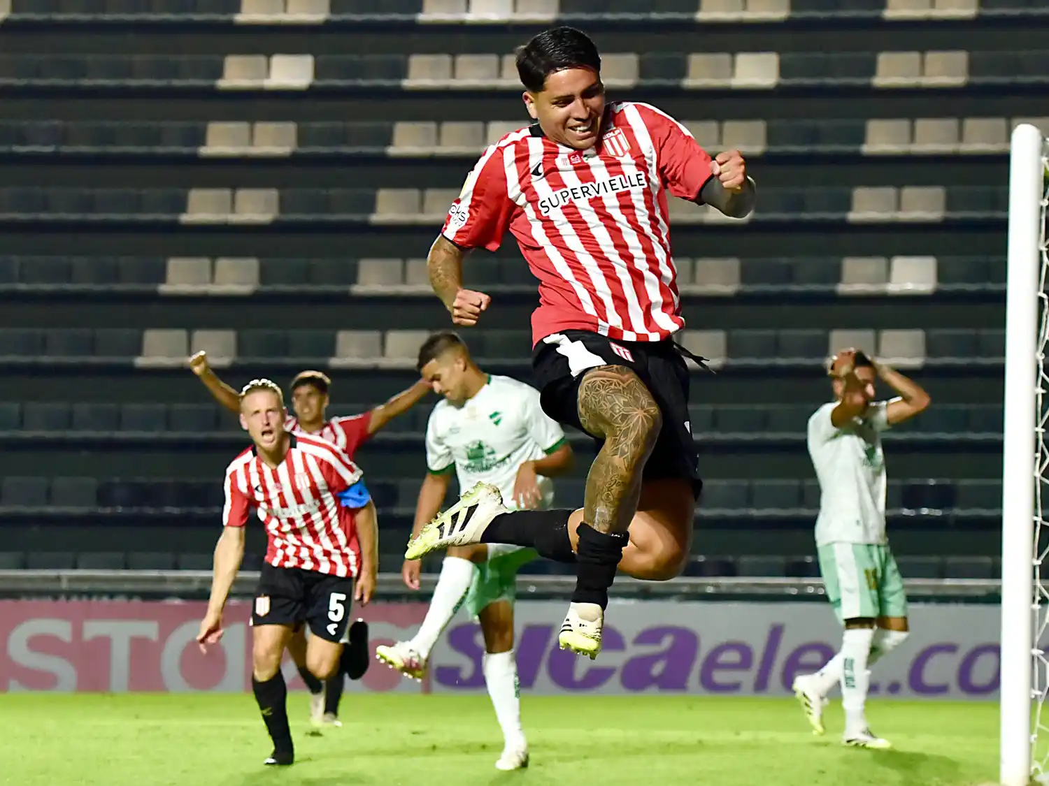 Farías festeja el primer gol de Estudiantes en el Sur.