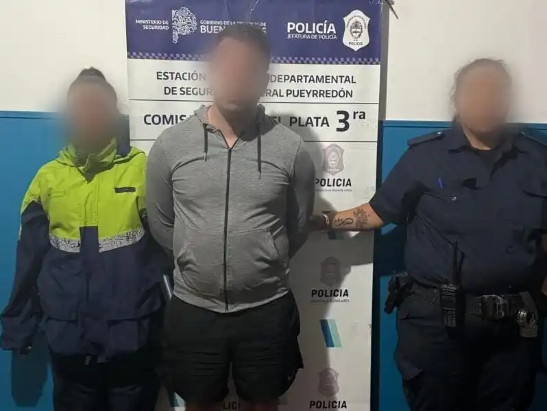 En el lugar, la policía secuestró armas de fuego y municiones y posteriormente, se halló otra en su vehículo.