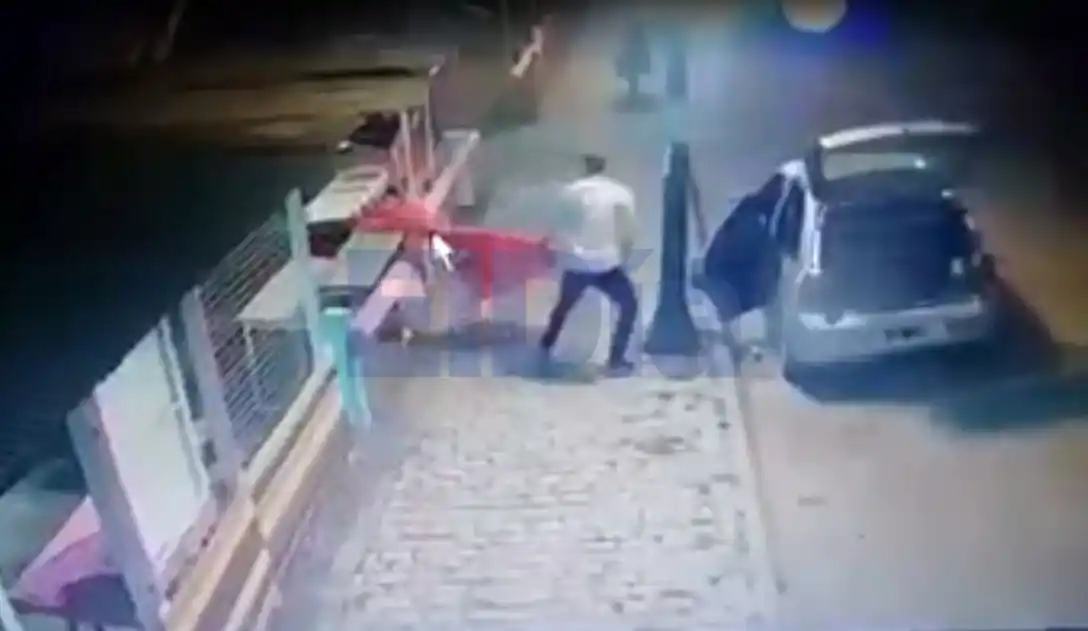 Un hombre rompió las telas de la feria de artesanos para limpiar su auto