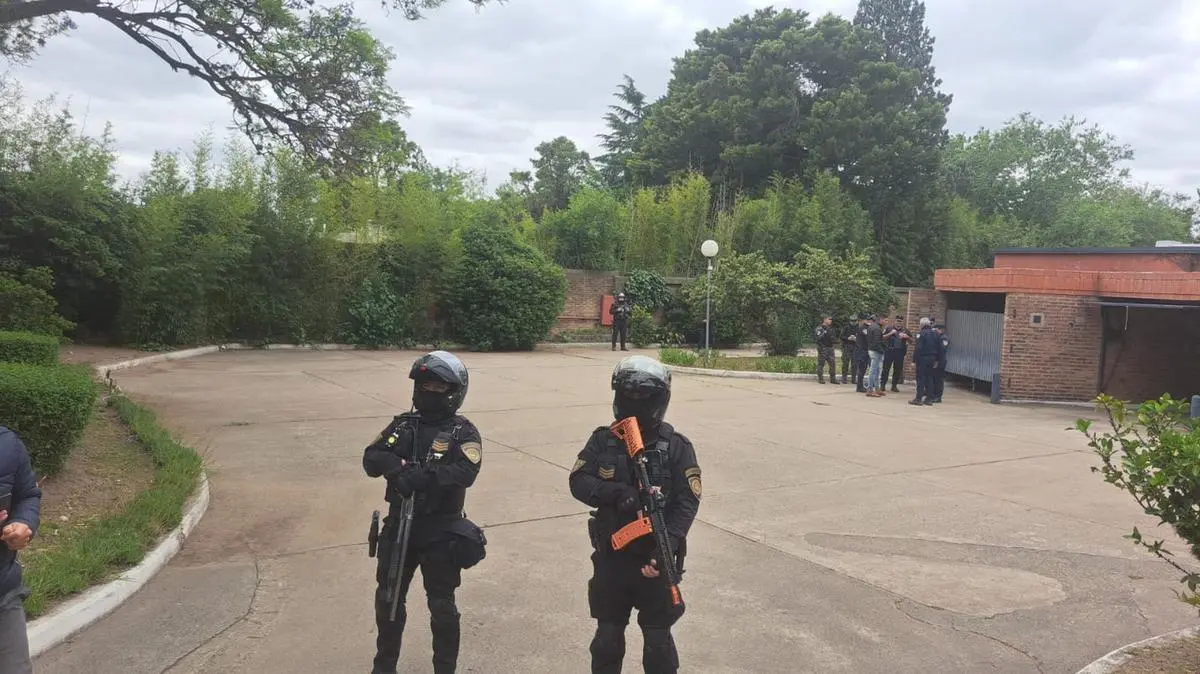 Fuerte operativo policial en un telo cordobés causó temor a todos: ¿qué pasó?