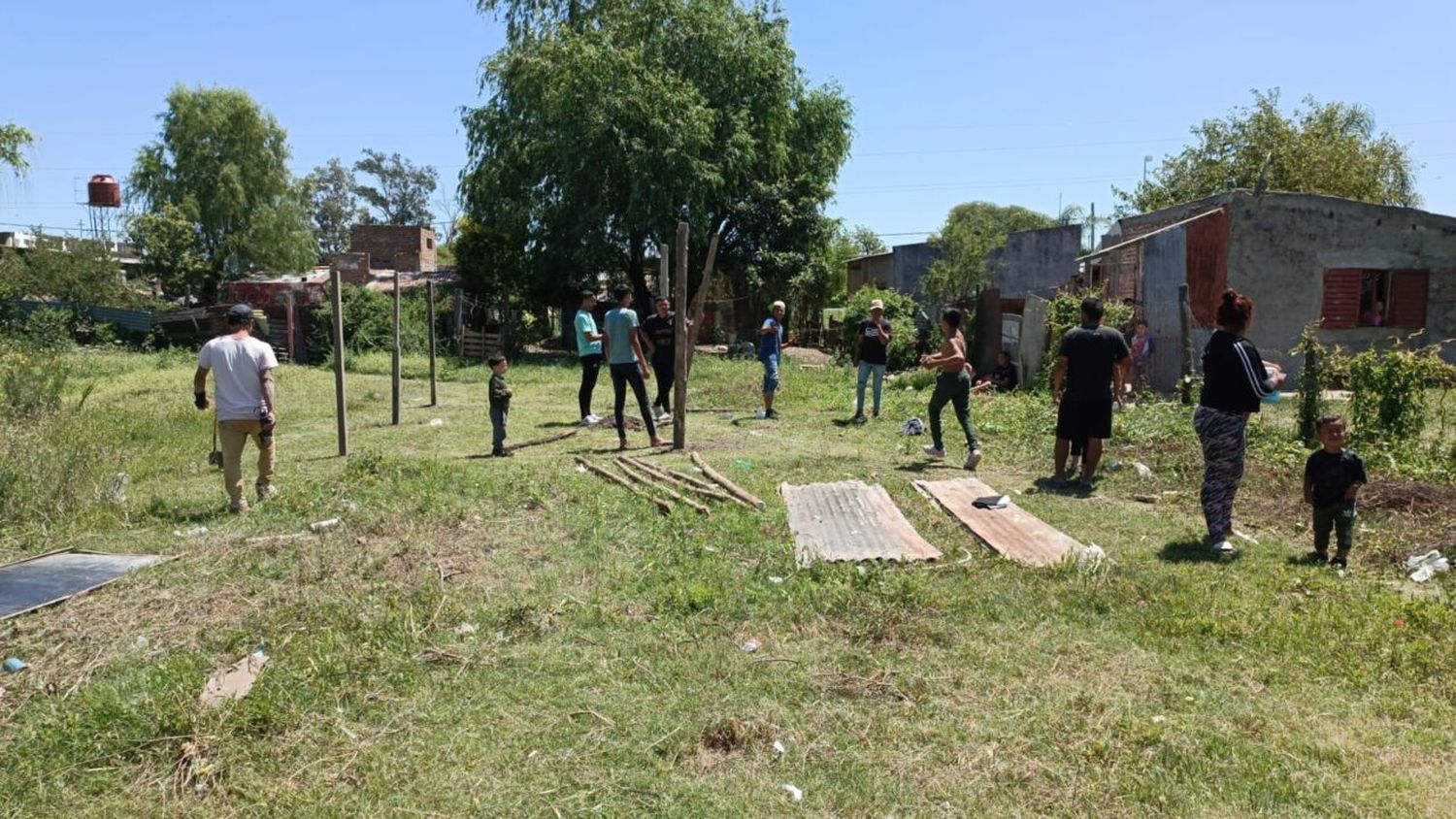 Una familia usurpa un terreno baldío