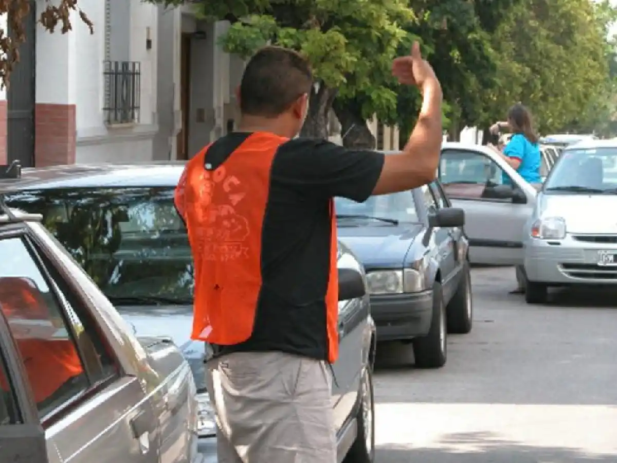 Un naranjita amenazó con un cuchillo tramontina a un conductor que se negó a pagarle
