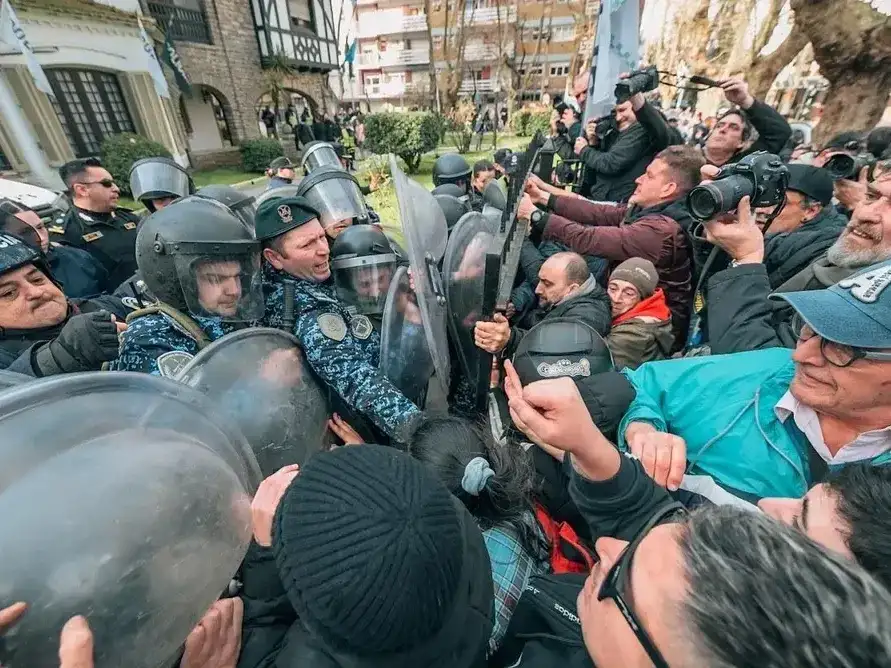 En la Jefatura Departamental de Policía se registraron momentos de tensión, cuando un grupo de manifestantes intentó derribar una reja y protagonizó forcejeos con efectivos policiales.