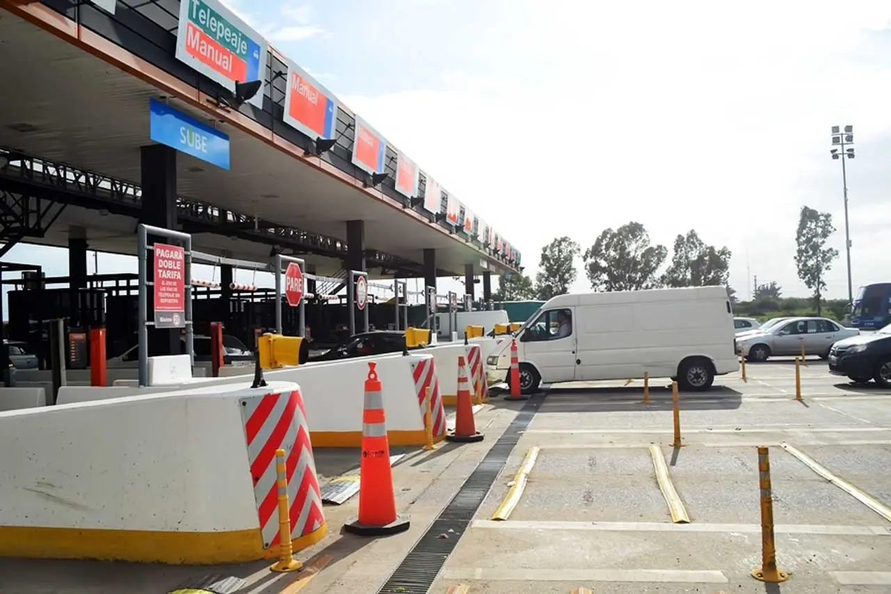 Vuelven a cobrar peaje en la autopista Buenos Aires-La Plata y en la autovía 2