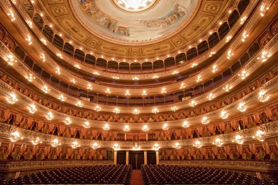 A las 20.30, el Presidente se dirigirá al Teatro Colón.