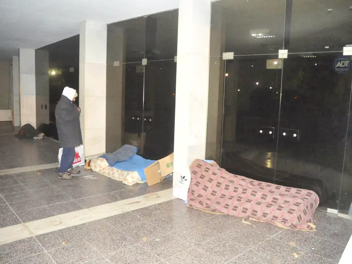 El drama de dormir a la intemperie en la noche más fría