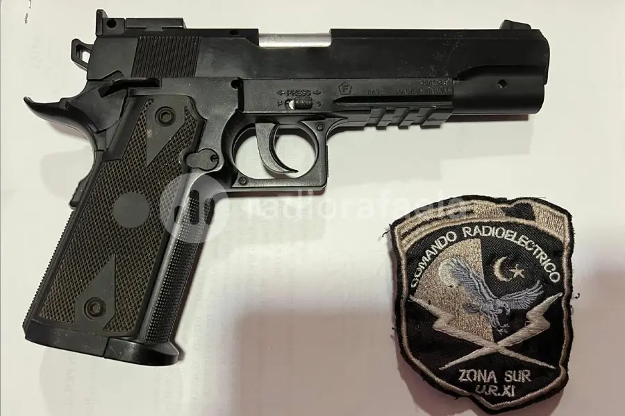 Exhibió un arma mientras paseaba en bicicleta y causó temor: era una réplica