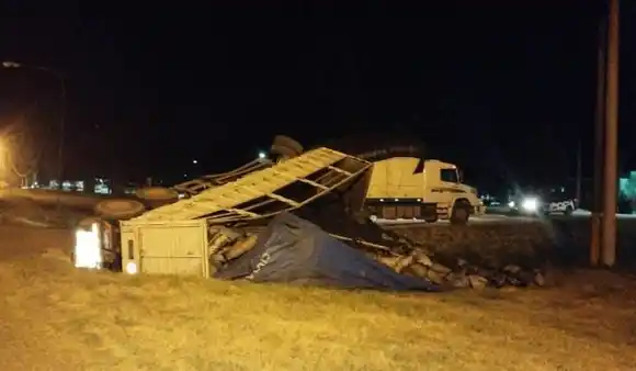 Accidente en Ruta Nacional 34: un camión volcó su carga de carbón en una maniobra que salió mal