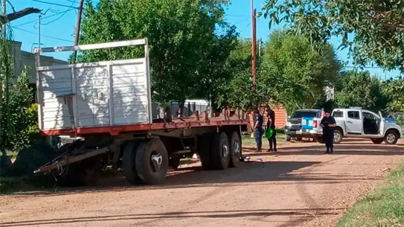 Un motociclista perdió la vida al chocar contra un acoplado estacionado