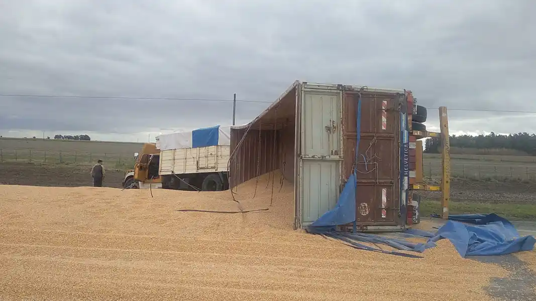 Volcó un acoplado con cereal y la ruta provincial 227 estuvo interrumpida