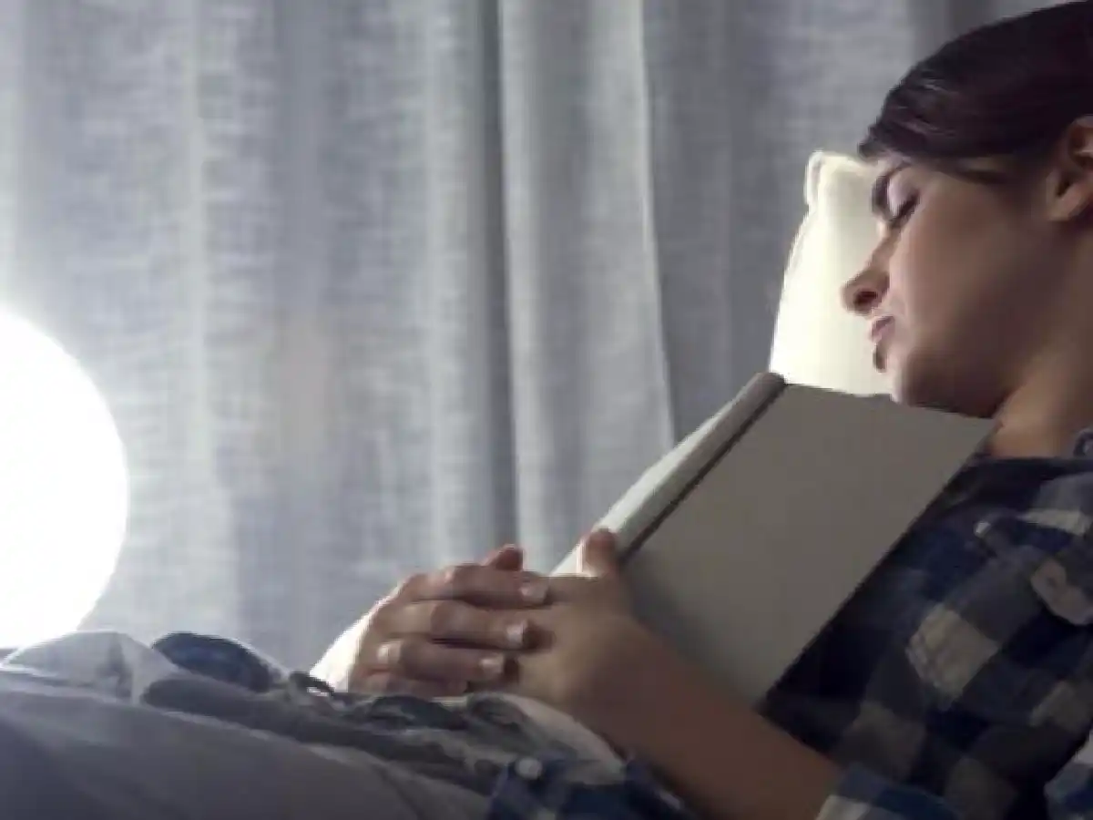 Exponerse a la luz durante el sueño puede ayudar al aumento de peso en las mujeres