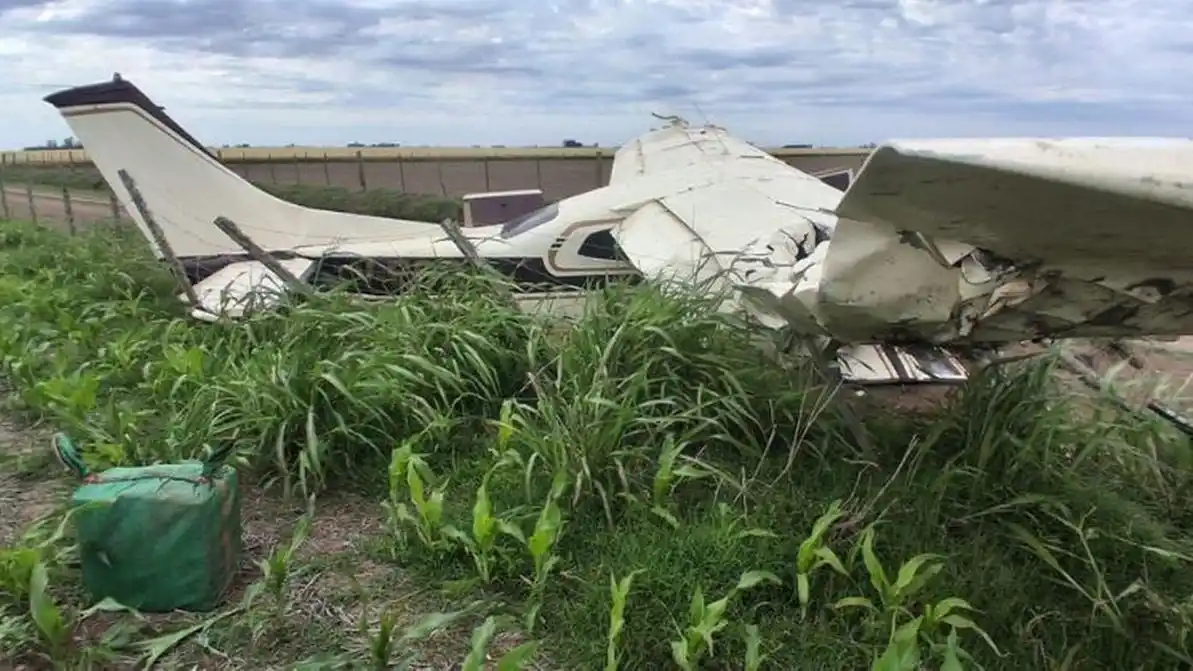 La avioneta quedó enredada en unos campo de maíz