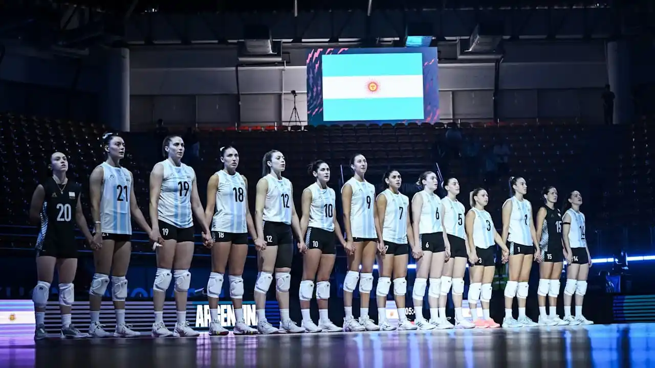 El equipo nacional al momento de escuchar el himno nacional.