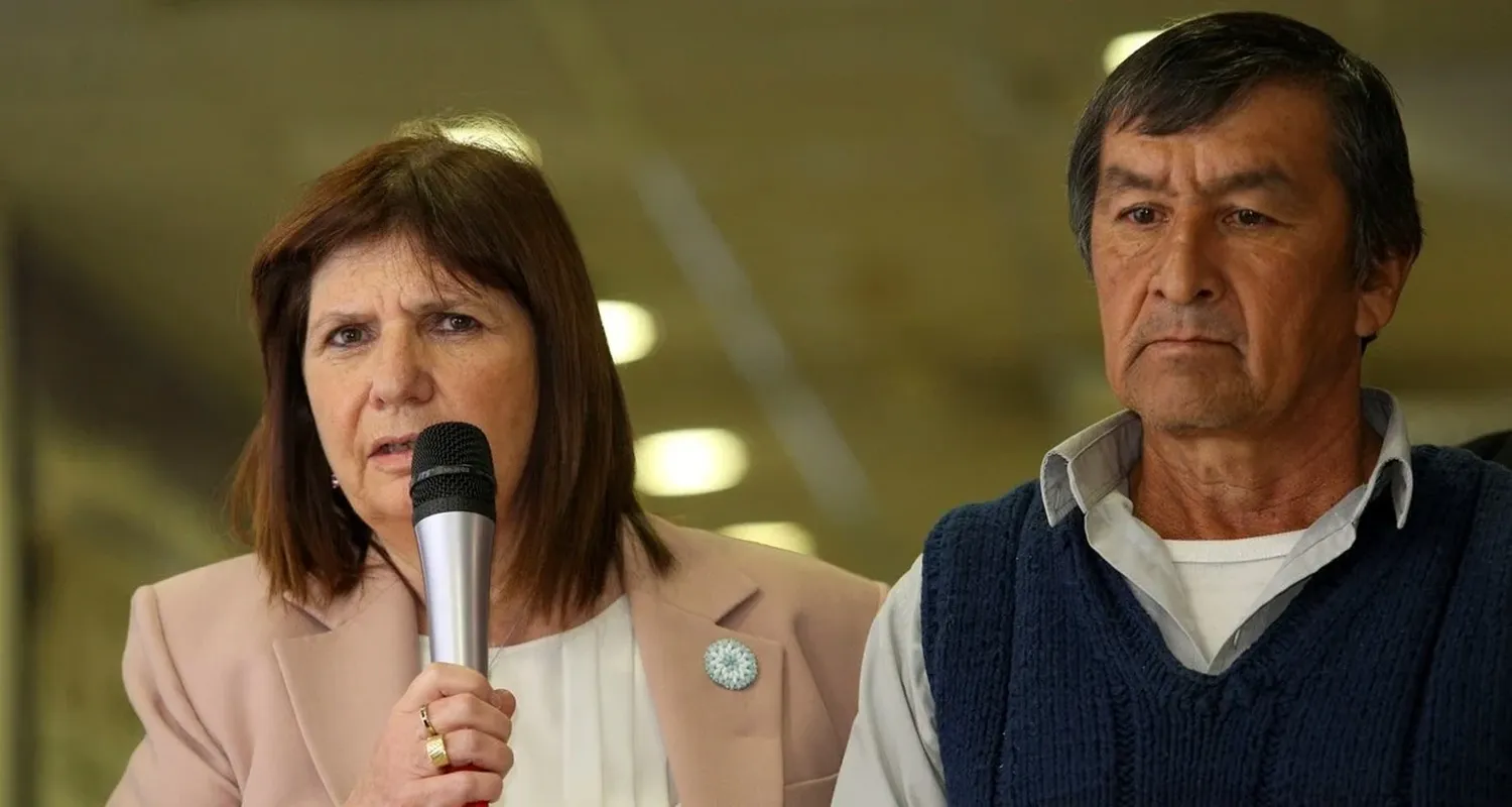 La ministra de seguridad Patricia Bullrich junto a José Peña, el papá de Loan, durante la ronda de prensa