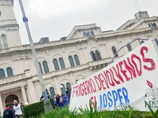 En Plaza Mansilla iniciaron acampe en defensa del IOSPER