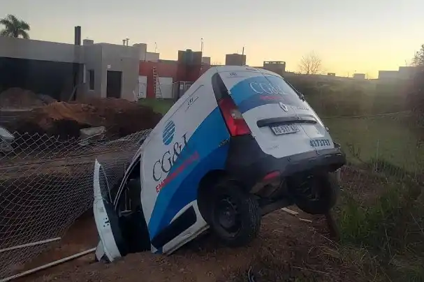 La ambulancia robada incrustada en una pileta en Funes.