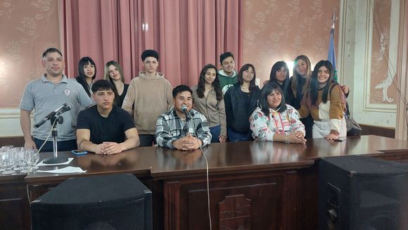 Estudiantes de la secundaria 6 de Gobernador Castro presenciaron la sesión del Concejo