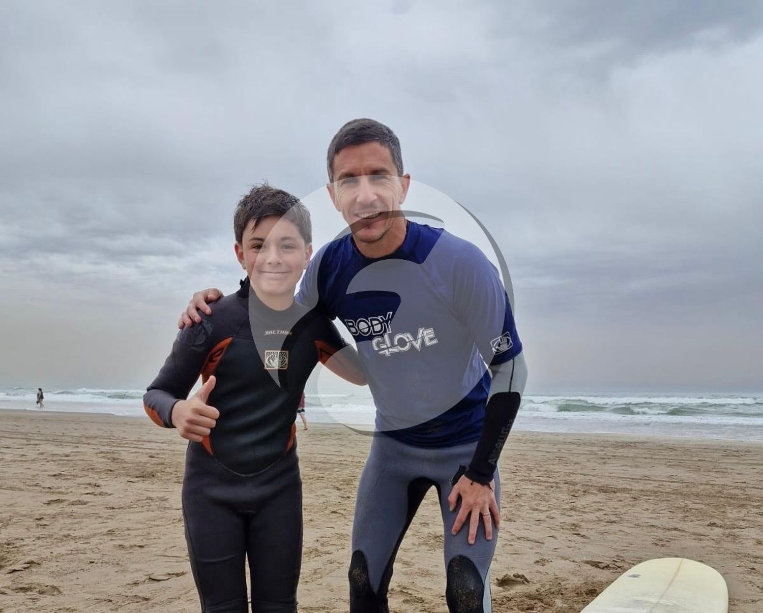 Nacho y Mateo, en la playa de Necochea.