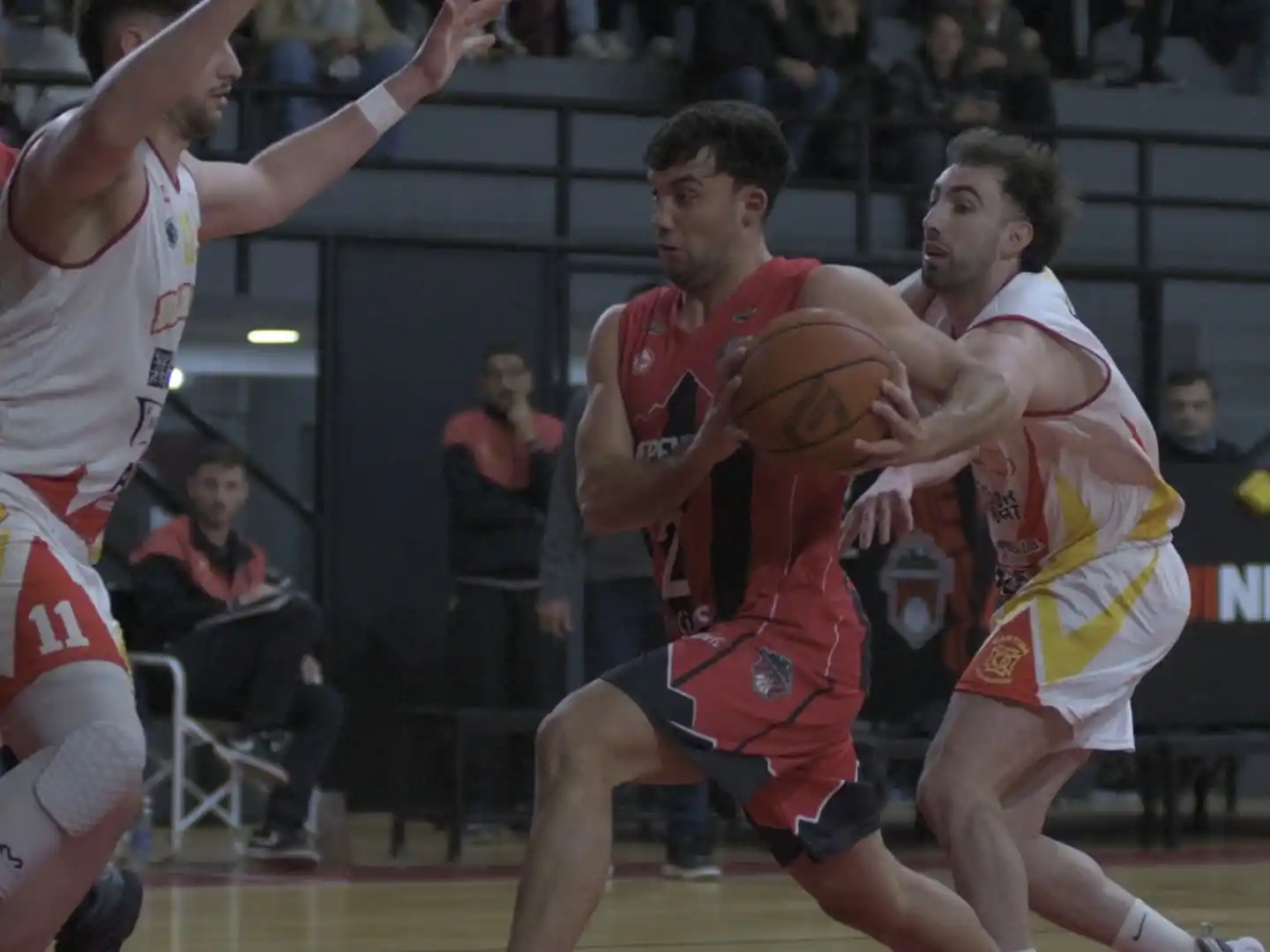 Tobías Rodríguez ataca el aro en el primer duelo jugado en el Duggan Martignoni.

 
Foto: Nicolás Pintueles.