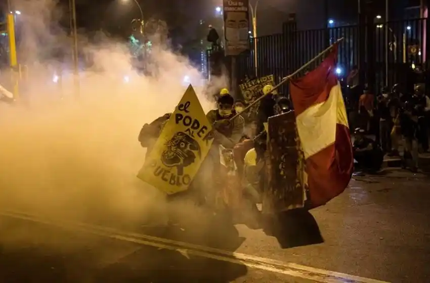 Perú: Segundo día de protestas, dos muertes y una catarata de renuncias en el nuevo gobierno de Manuel Merino