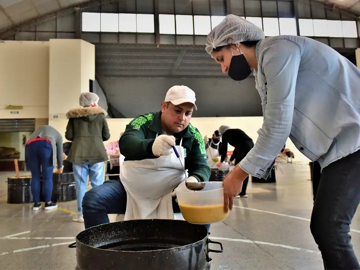 Los vecinos se sumaron al locro más famoso: la Ravetti vendió 5.000 porciones 