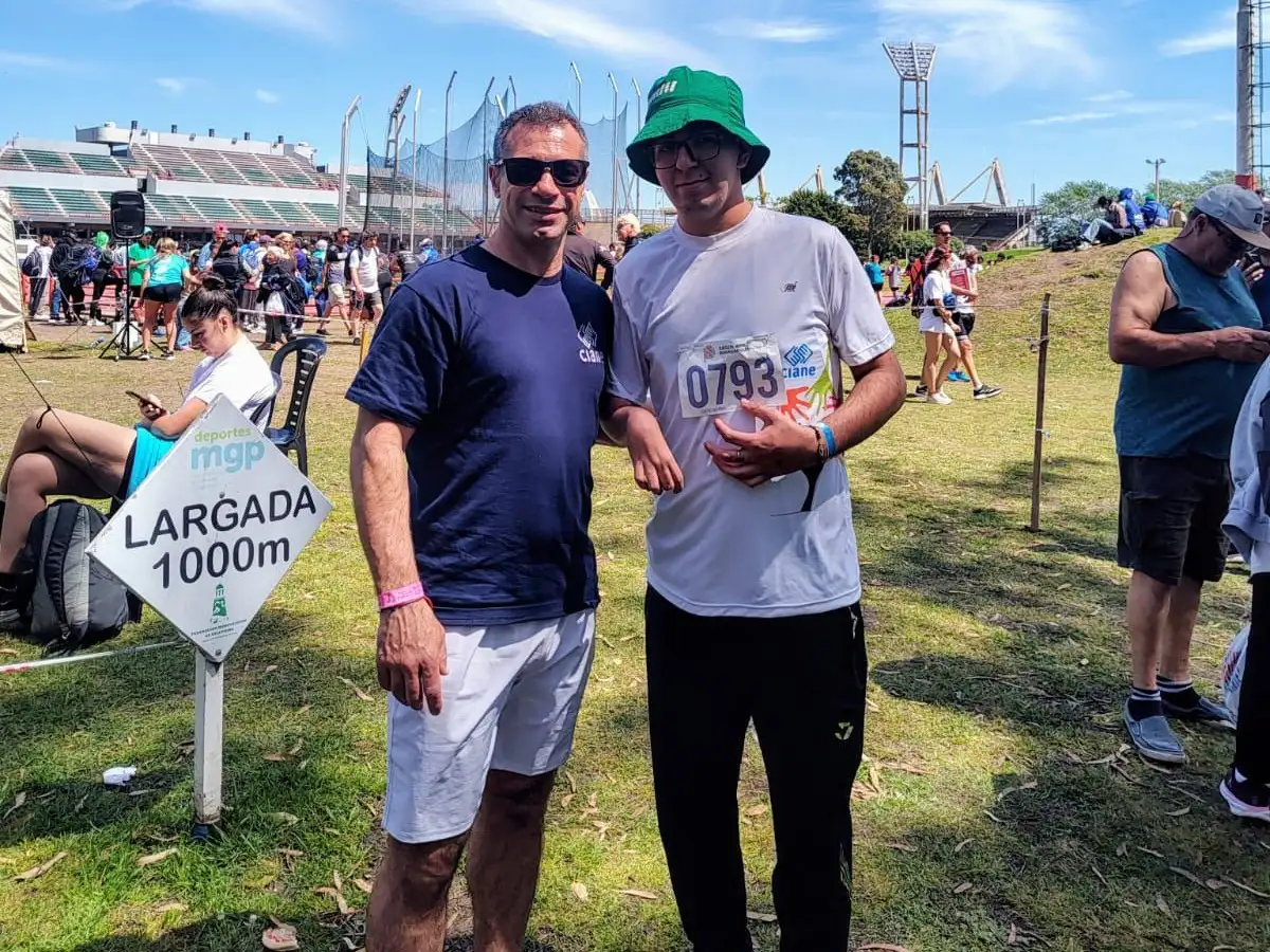 Moran, en Mar del Plata, junto con su profesor Hernán Jaureguiberry.