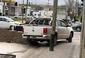 Pasó por una calle que estaba recién asfaltada y generó la indignación de los vecinos