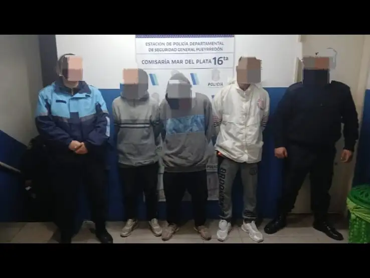 Los sorprendidos fueron sorprendidos dentro de un corralón de materiales.