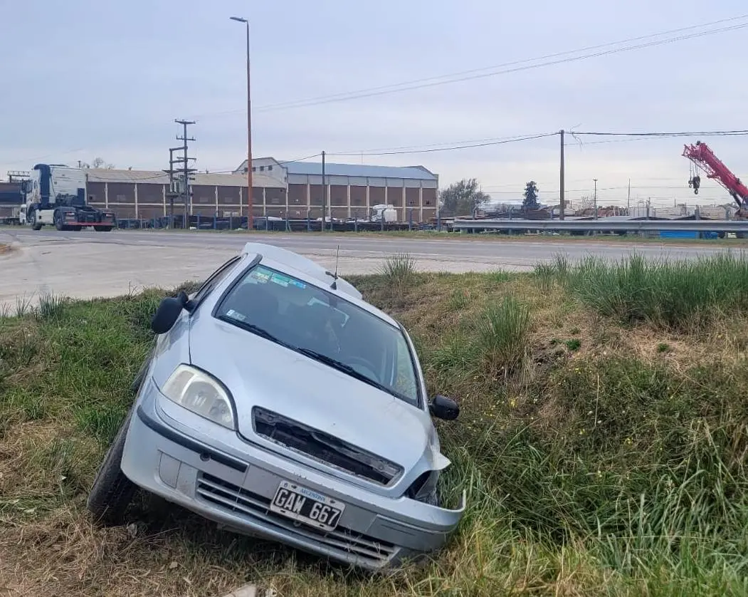 Un auto cayó en la alcantarilla de Ruta 3 y Balcarce