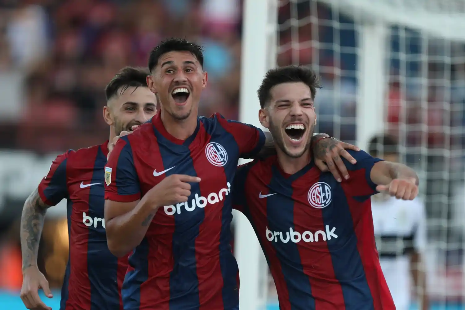 San Lorenzo goleó a Gimnasia y quedó solo en lo más alto
