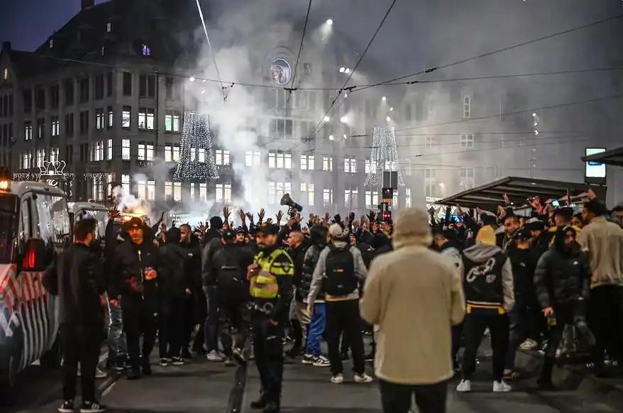 Hinchas del Maccabi Tel Aviv realizaron una protesta pro-Israel en la Plaza Dam antes del partido de la Europa League