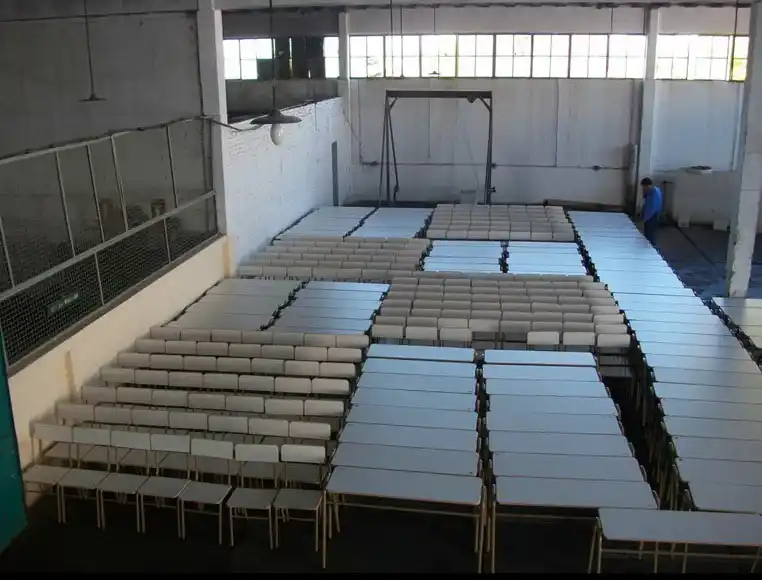 El Servicio Penitenciario entrega bancos escolares