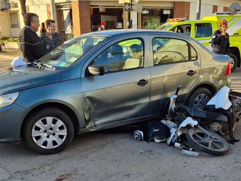 Duro choque entre el auto y la moto.