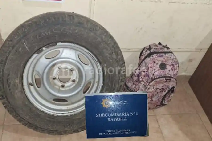 Aprehenden a sujeto transportando una cubierta en Barrio Mora