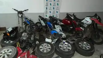 Operativo en Constitución: secuestraron motos, motores y documentación de una SW4 robada
