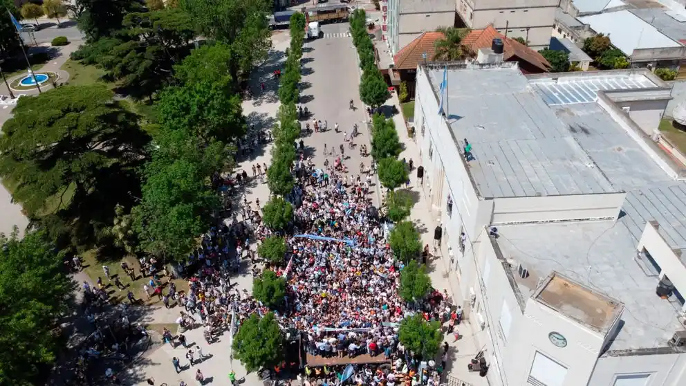 Macri en Dolores: Militantes sin barbijos ni distancia, poca convocatoria y apoyo de dirigentes PRO