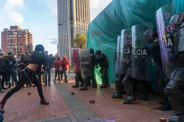DISTURBIOS en Bogotá durante marcha del Día de la Mujer