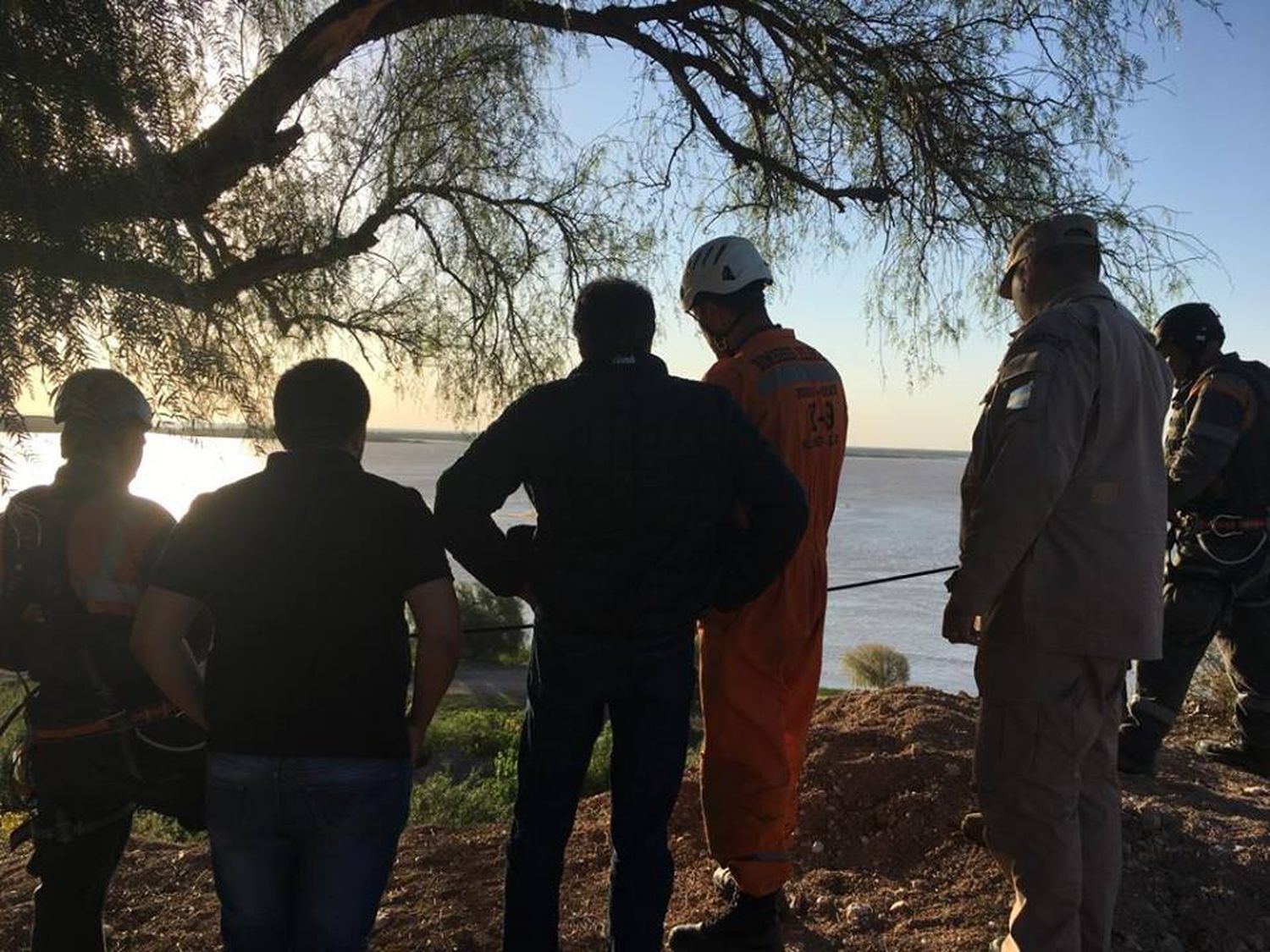 “El deslizamiento es un proceso de remoción en masa de un gran bloque que se desprendió de la barranca y se está deslizando hacia el río», dijo el geólogo Javier Sofiantini