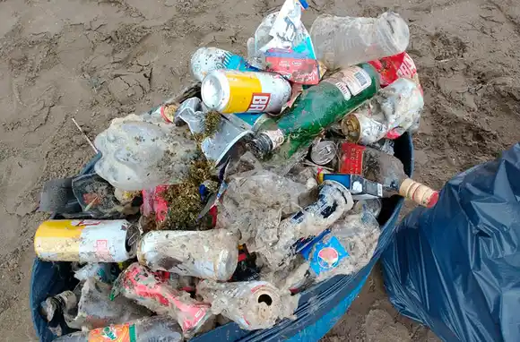 Denuncian fiestas clandestinas en la Bristol: todos los días guardavidas recogen botellas y latas