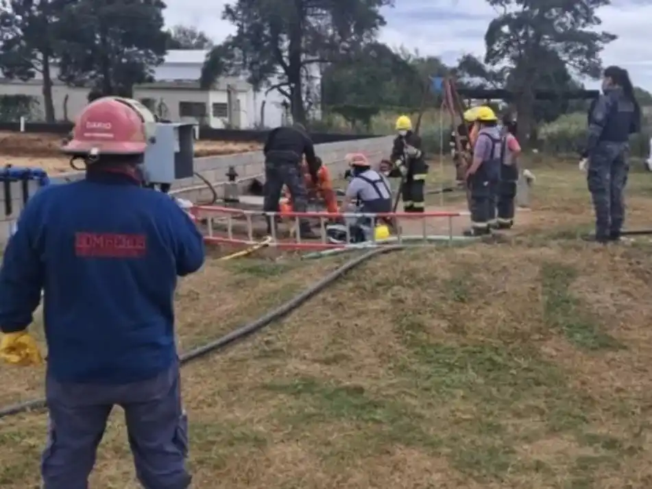 La principal hipótesis es que ambos operarios se desvanecieron debido a la inhalación de gases tóxicos.