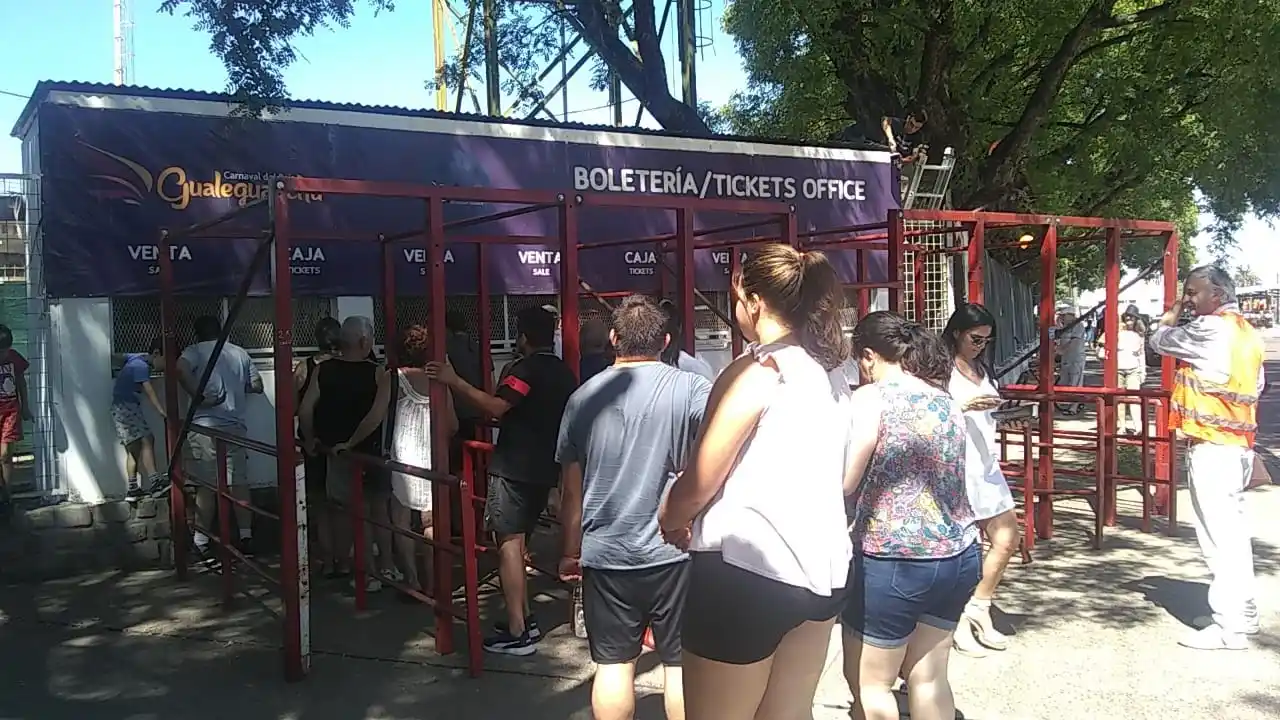 Incesante movimiento en las boleterías del Corsódromo a horas de la primera noche del Carnaval del País