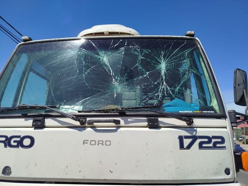 Uno de los camiones terminó con el parabrisa roto.